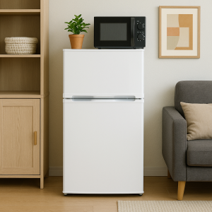 一人暮らしの部屋にぴったりのコンパクト冷蔵庫の配置例。省スペースでおしゃれなインテリアに。